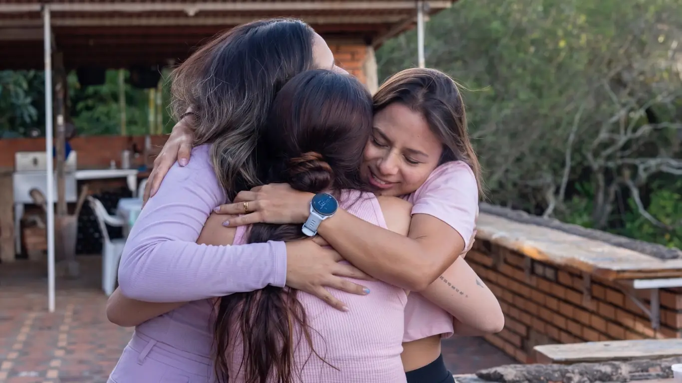 Tres Expansoras abrazándose