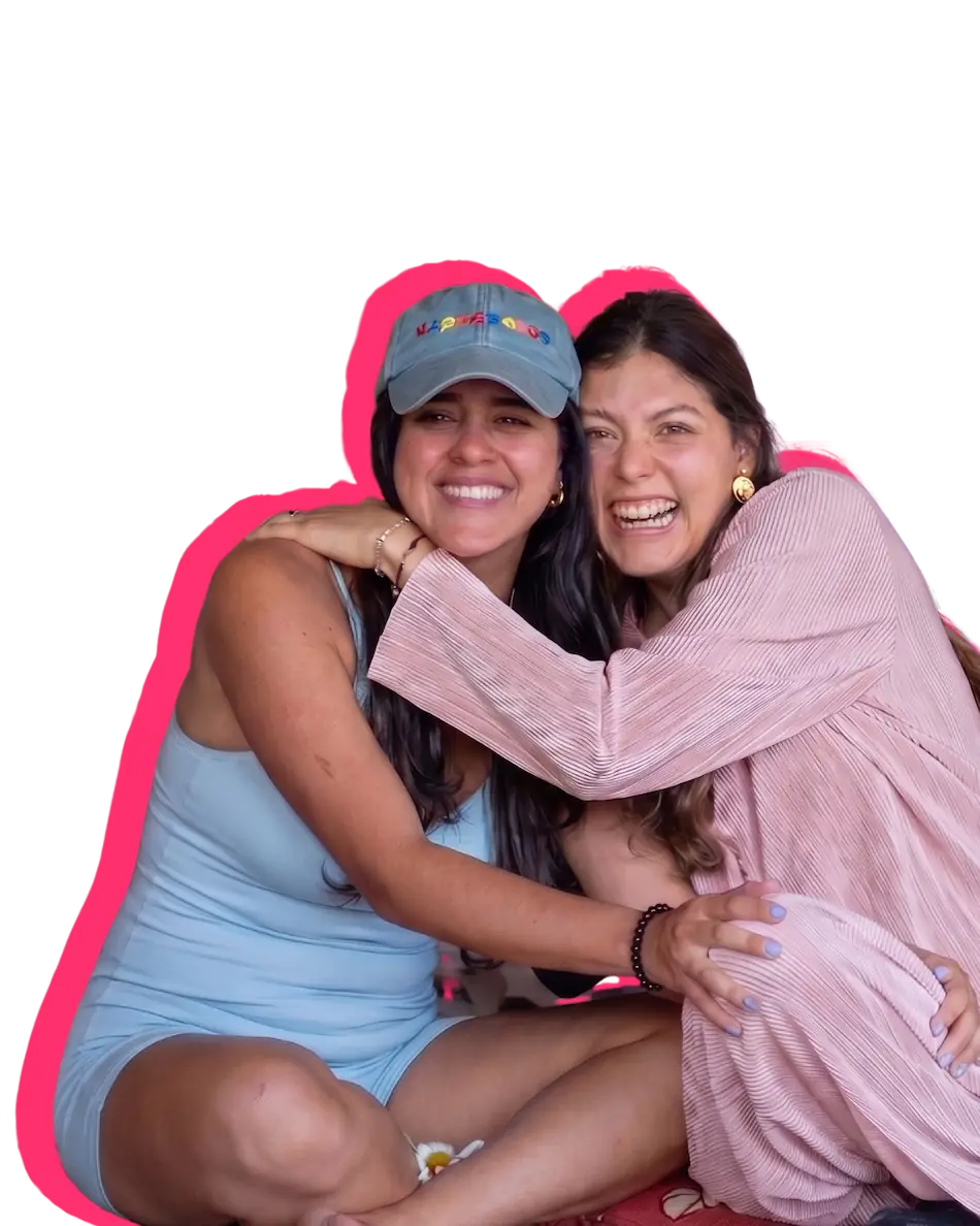 Dos Expansoras abrazadas y riendo